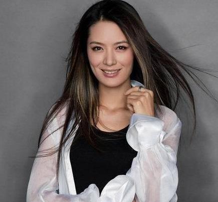 被封第一美女！50歲女星「遭丈夫外遇背叛」黯然離婚　毅然帶女兒「隱居山林種地」近況曝光