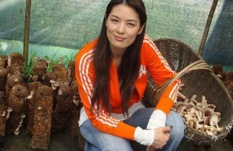 被封第一美女！50歲女星「遭丈夫外遇背叛」黯然離婚　毅然帶女兒「隱居山林種地」近況曝光