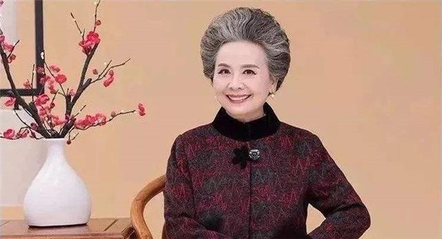 3秒切換6姿勢！72歲模特阿嬤「連拍12小時」超專業　 大病一場及時享樂「店家非她不可」：年輕人都望塵莫及
