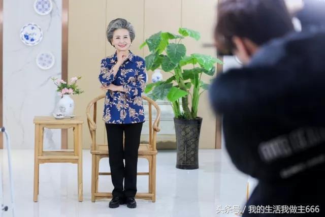 3秒切換6姿勢！72歲模特阿嬤「連拍12小時」超專業　 大病一場及時享樂「店家非她不可」：年輕人都望塵莫及