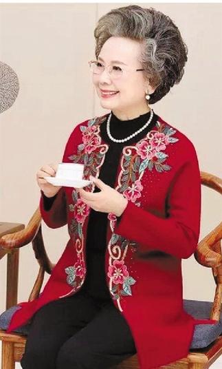 3秒切換6姿勢！72歲模特阿嬤「連拍12小時」超專業　 大病一場及時享樂「店家非她不可」：年輕人都望塵莫及