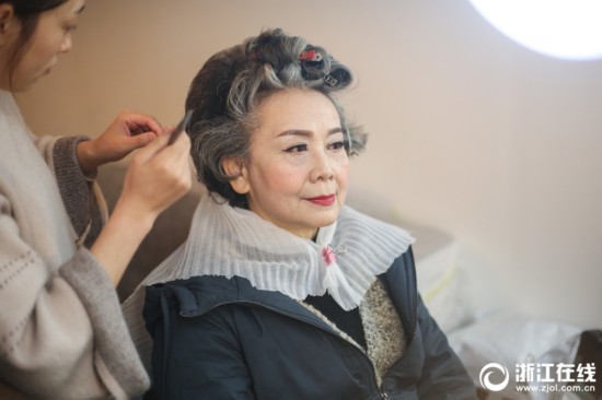 3秒切換6姿勢！72歲模特阿嬤「連拍12小時」超專業　 大病一場及時享樂「店家非她不可」：年輕人都望塵莫及