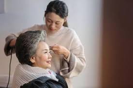 3秒切換6姿勢！72歲模特阿嬤「連拍12小時」超專業　 大病一場及時享樂「店家非她不可」：年輕人都望塵莫及