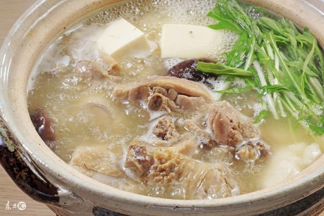 月子期間婆婆「頓頓雞湯不重複」，某天我妹妹到廚房盛飯，回來後「我堅決離婚」....