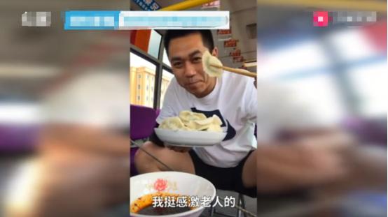 最暖岳父岳母！心疼女婿當公車司機辛苦　堅持親自做飯9年「在路口守著」風雨無阻