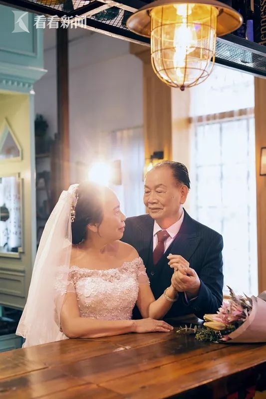 富家千金瞞著家人嫁窮小子！前半生奉獻教育「在異鄉相依為命」　如今攜手57年「環遊30多個國家」