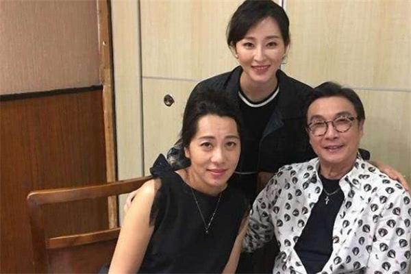 不老男神43歲「娶小20歲嬌妻」一生無子 「38年侍母至孝」憶亡母後悔:50歲第一次抱媽媽