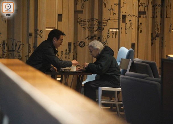 不老男神43歲「娶小20歲嬌妻」一生無子 「38年侍母至孝」憶亡母後悔:50歲第一次抱媽媽