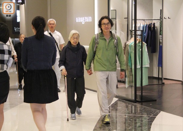 不老男神43歲「娶小20歲嬌妻」一生無子 「38年侍母至孝」憶亡母後悔:50歲第一次抱媽媽