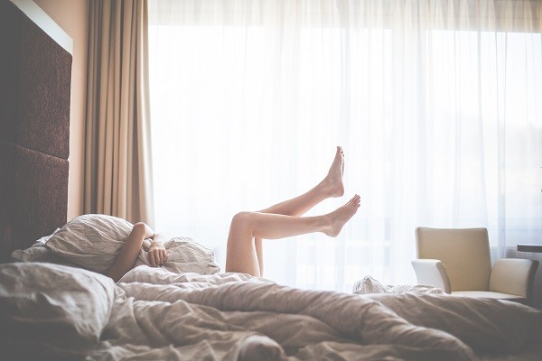 早睡早起精神好？研究顯示「愛賴床＝你很聰明」天生智商高！「晚睡的人」收入竟比常人高