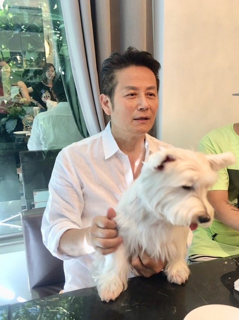 徐乃麟開箱內湖豪宅！「獨棟4層樓精緻裝潢曝光」：院子美如峇里島　結婚30年都牽妻手睡覺「直到第三者出現」