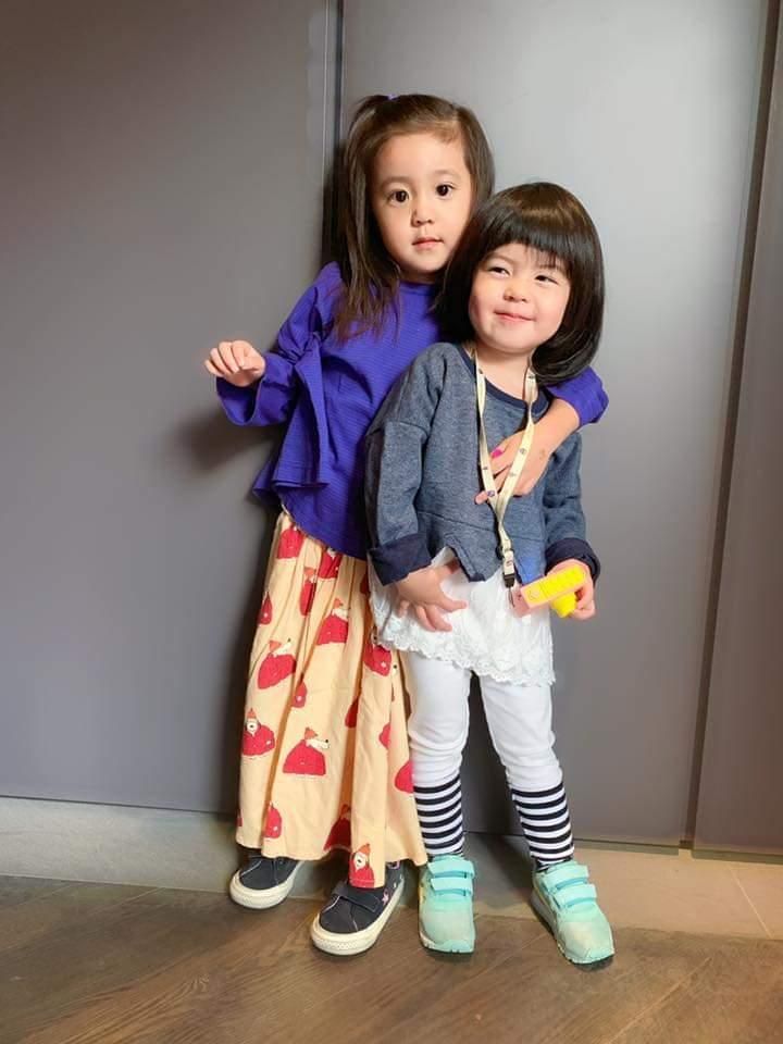 只是買個東西！修杰楷笑曝女兒「超浮誇打扮」　咘咘和BO妞「大熱天也要穿醬」網友笑：被萌到啦❤