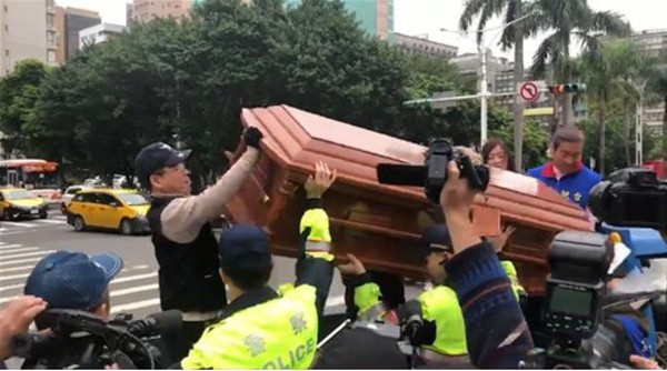 鬼門開2天後走了！阿嬤出殯「大家抬不動棺材」她驚：有託夢交代事情　2兄弟一路跪拜「阿母原諒子不孝」