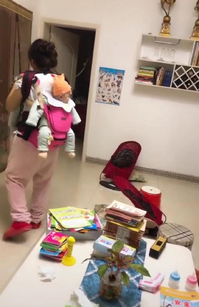 雙胞胎同時哭！新手媽崩潰帶娃「前後各揹一個」吃中午剩飯　老公回家「見眼前心酸畫面」：老婆真的偉大