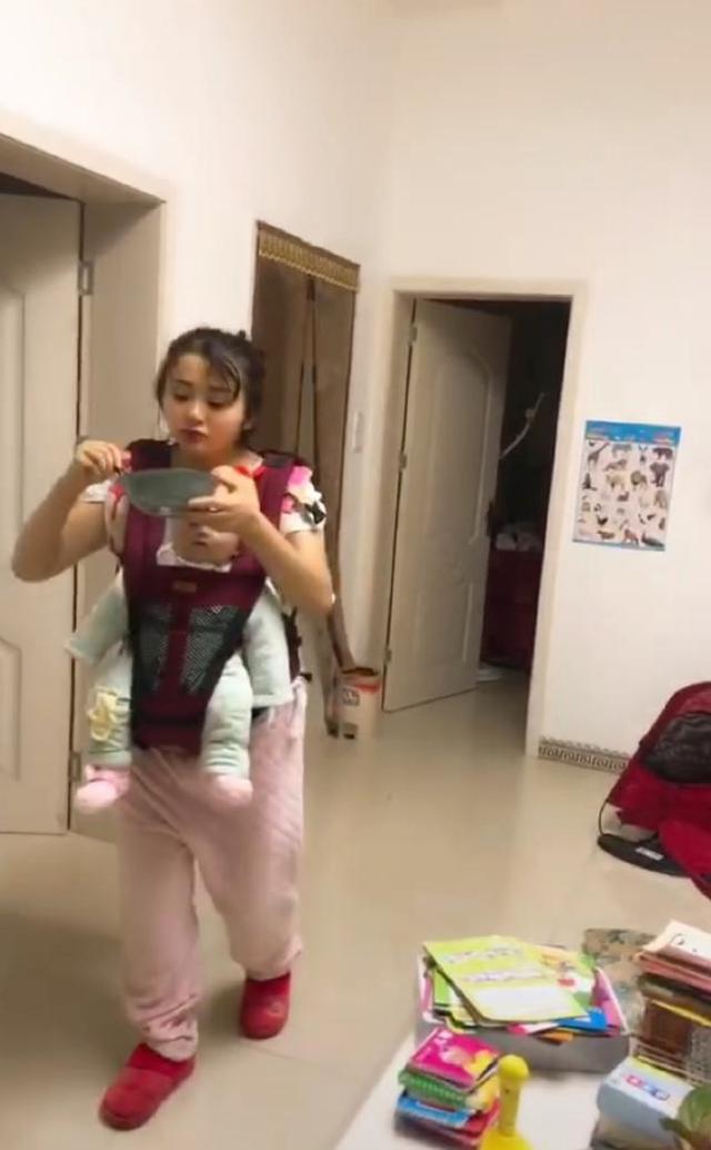 雙胞胎同時哭！新手媽崩潰帶娃「前後各揹一個」吃中午剩飯　老公回家「見眼前心酸畫面」：老婆真的偉大