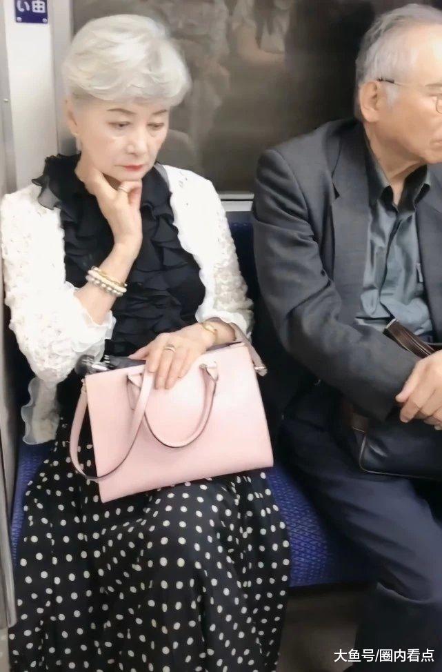 地鐵「精緻阿嬤」爆紅！滿頭白髮「仍掩飾不住美」氣質好優雅　驚艷網友：原來老去也能這麼美