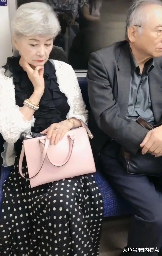 地鐵「精緻阿嬤」爆紅！滿頭白髮「仍掩飾不住美」氣質好優雅　驚艷網友：原來老去也能這麼美