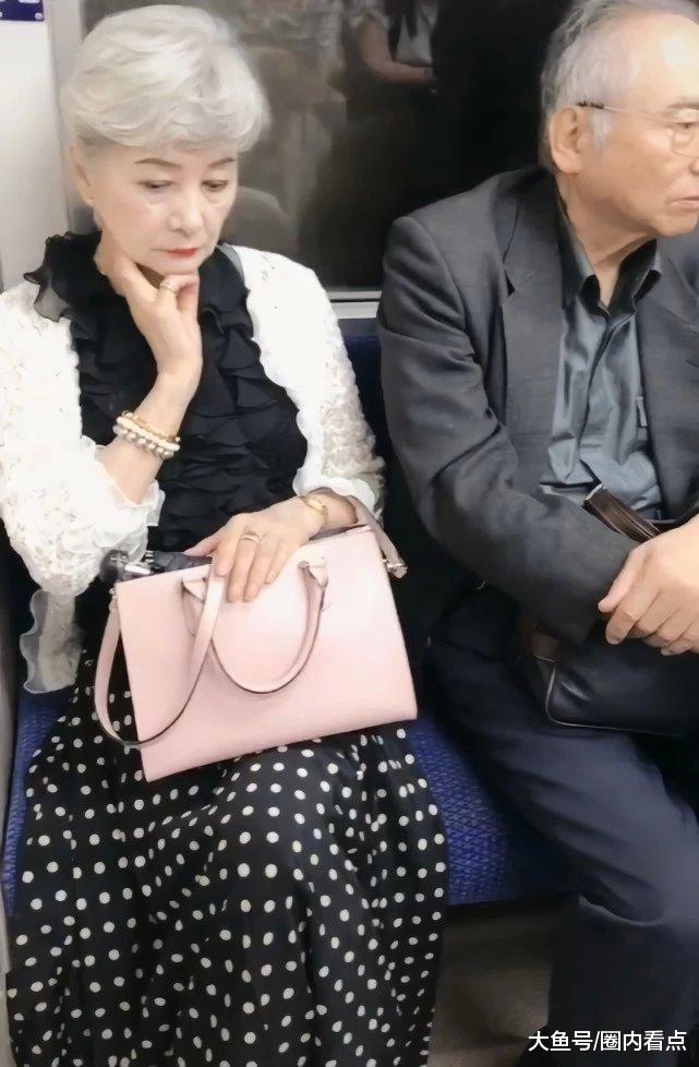 地鐵「精緻阿嬤」爆紅！滿頭白髮「仍掩飾不住美」氣質好優雅　驚艷網友：原來老去也能這麼美