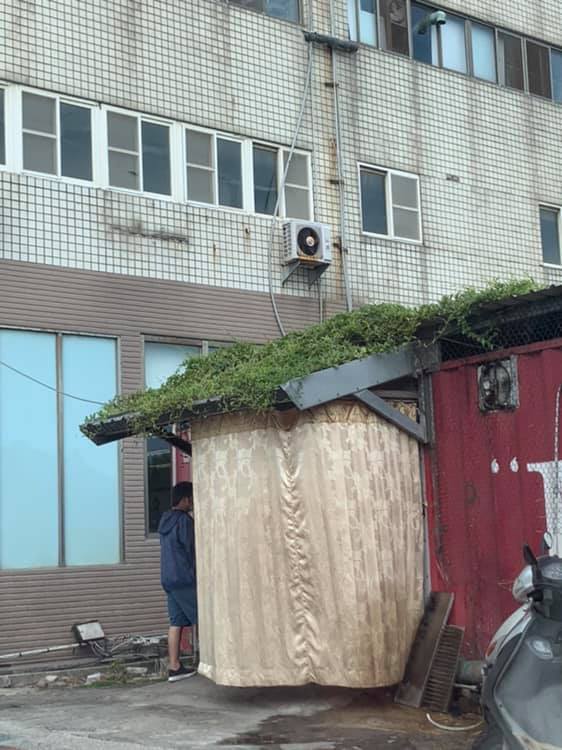 邊點餐邊發抖！早餐店為遮陽「掛鵝黃色門簾」　一看到「似曾相似景象」網嚇傻：要跪著進去嗎