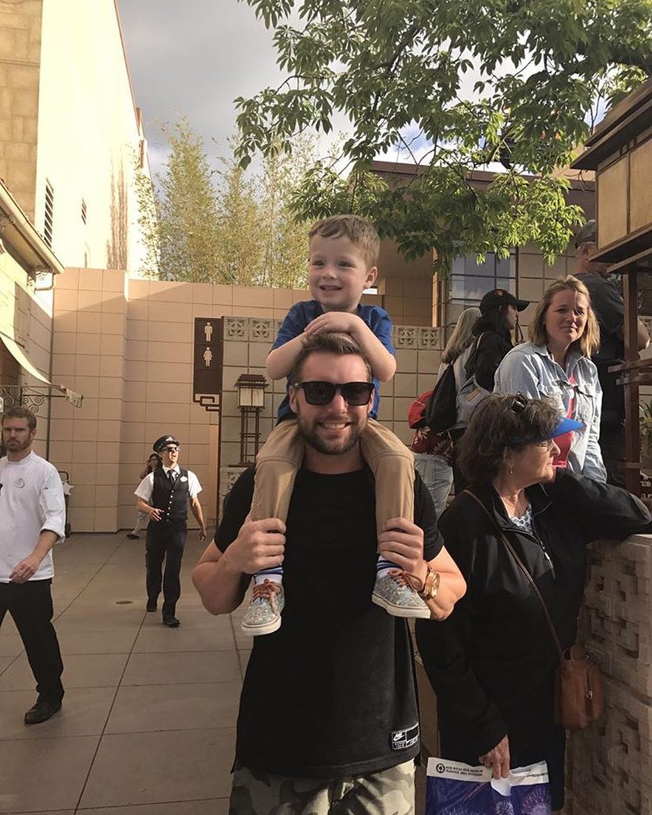 難怪大家都愛去！超養眼IG專門蒐集「迪士尼裡天菜爸爸」　型男老爸「單手抱超萌女兒」畫面秒想嫁❤️