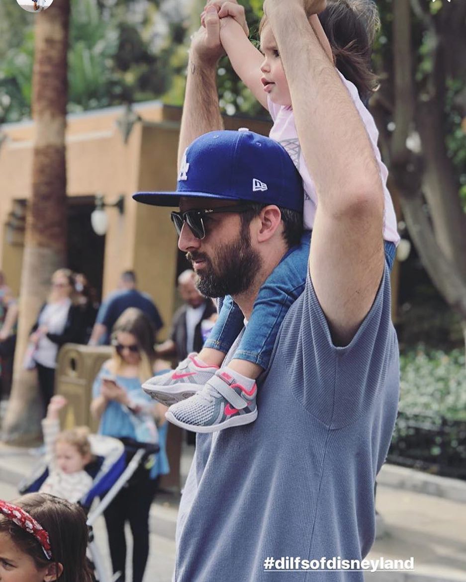 難怪大家都愛去！超養眼IG專門蒐集「迪士尼裡天菜爸爸」　型男老爸「單手抱超萌女兒」畫面秒想嫁❤️