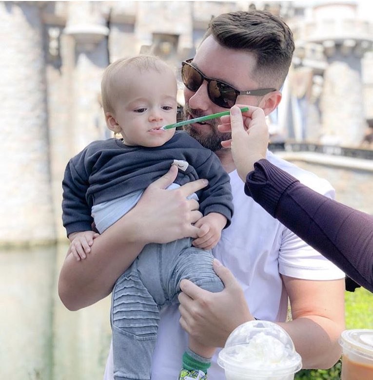 難怪大家都愛去！超養眼IG專門蒐集「迪士尼裡天菜爸爸」　型男老爸「單手抱超萌女兒」畫面秒想嫁❤️