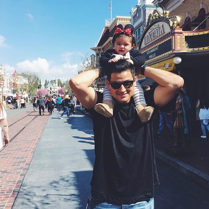 難怪大家都愛去！超養眼IG專門蒐集「迪士尼裡天菜爸爸」　型男老爸「單手抱超萌女兒」畫面秒想嫁❤️