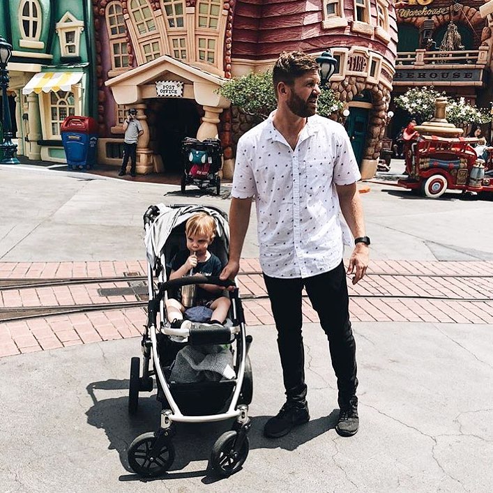 難怪大家都愛去！超養眼IG專門蒐集「迪士尼裡天菜爸爸」　型男老爸「單手抱超萌女兒」畫面秒想嫁❤️