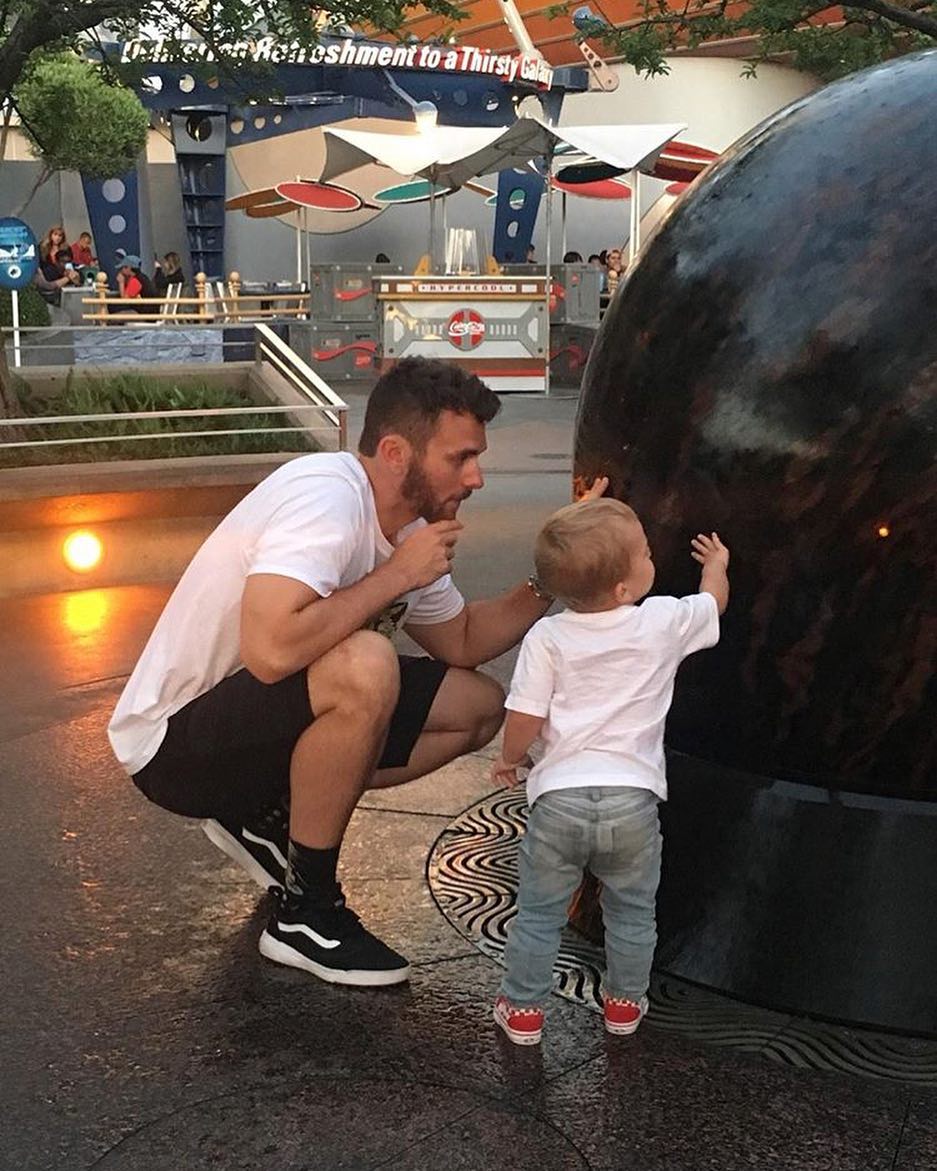 難怪大家都愛去！超養眼IG專門蒐集「迪士尼裡天菜爸爸」　型男老爸「單手抱超萌女兒」畫面秒想嫁❤️