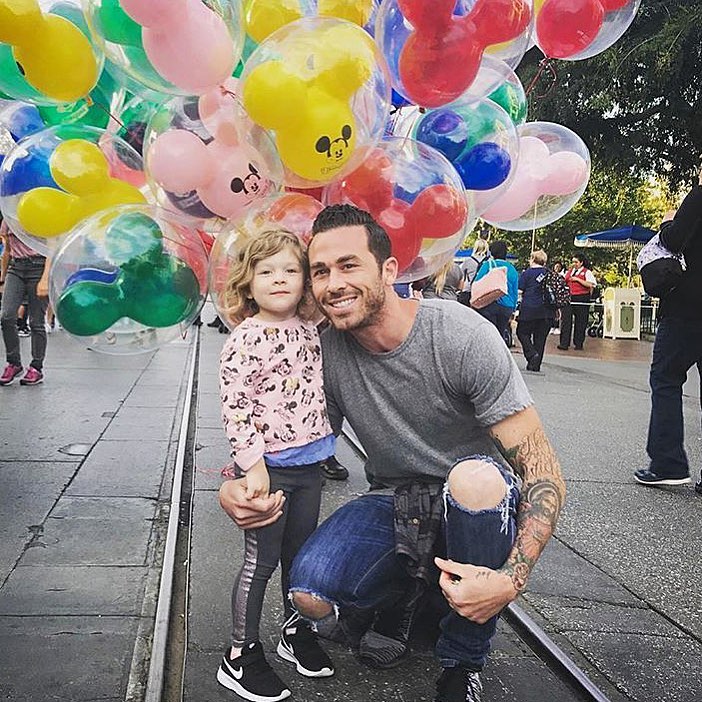 難怪大家都愛去！超養眼IG專門蒐集「迪士尼裡天菜爸爸」　型男老爸「單手抱超萌女兒」畫面秒想嫁❤️