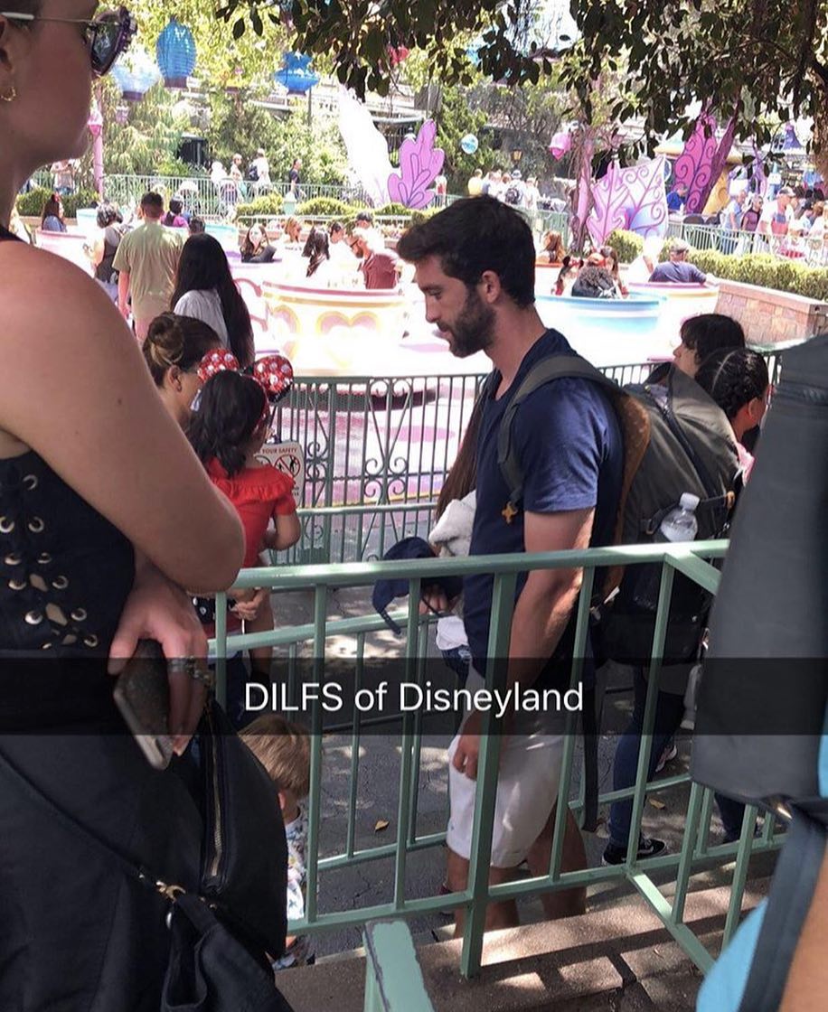 難怪大家都愛去！超養眼IG專門蒐集「迪士尼裡天菜爸爸」　型男老爸「單手抱超萌女兒」畫面秒想嫁❤️