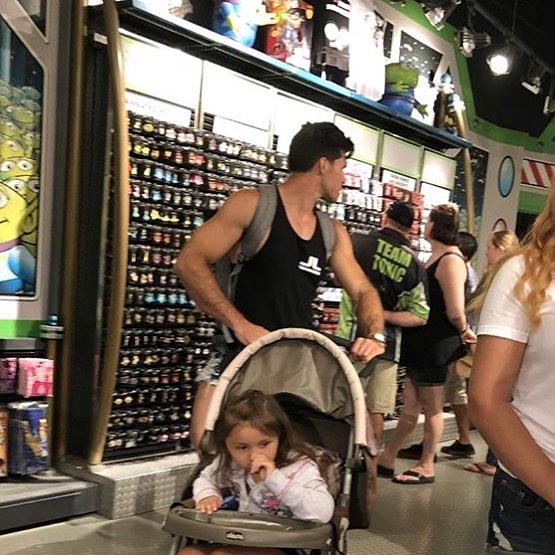 難怪大家都愛去！超養眼IG專門蒐集「迪士尼裡天菜爸爸」　型男老爸「單手抱超萌女兒」畫面秒想嫁❤️