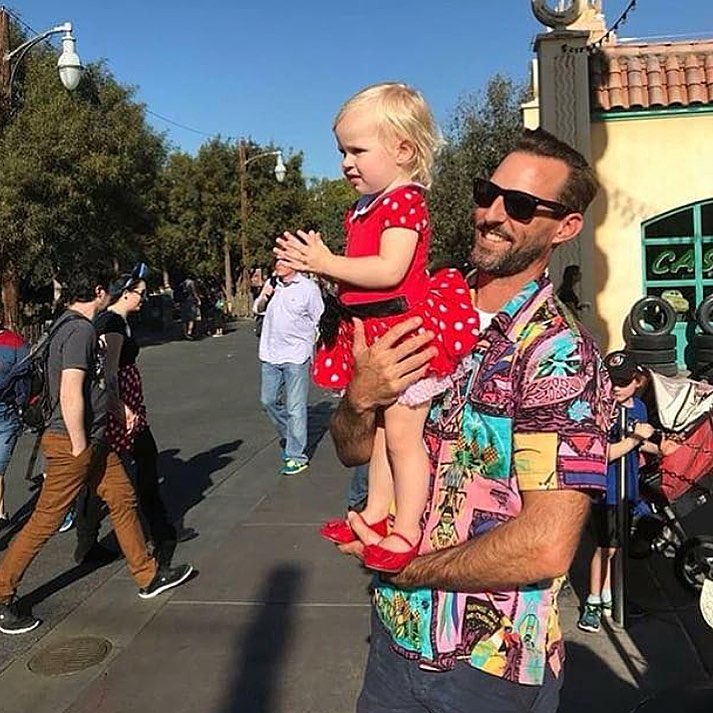 難怪大家都愛去！超養眼IG專門蒐集「迪士尼裡天菜爸爸」　型男老爸「單手抱超萌女兒」畫面秒想嫁❤️