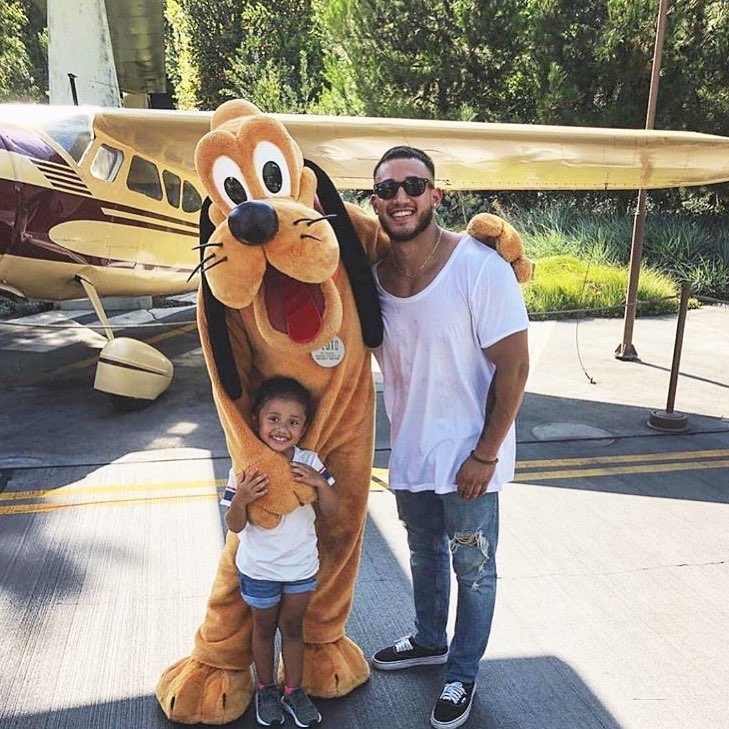 難怪大家都愛去！超養眼IG專門蒐集「迪士尼裡天菜爸爸」　型男老爸「單手抱超萌女兒」畫面秒想嫁❤️