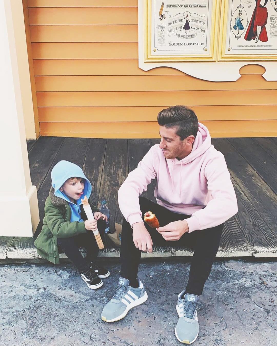 難怪大家都愛去！超養眼IG專門蒐集「迪士尼裡天菜爸爸」　型男老爸「單手抱超萌女兒」畫面秒想嫁❤️