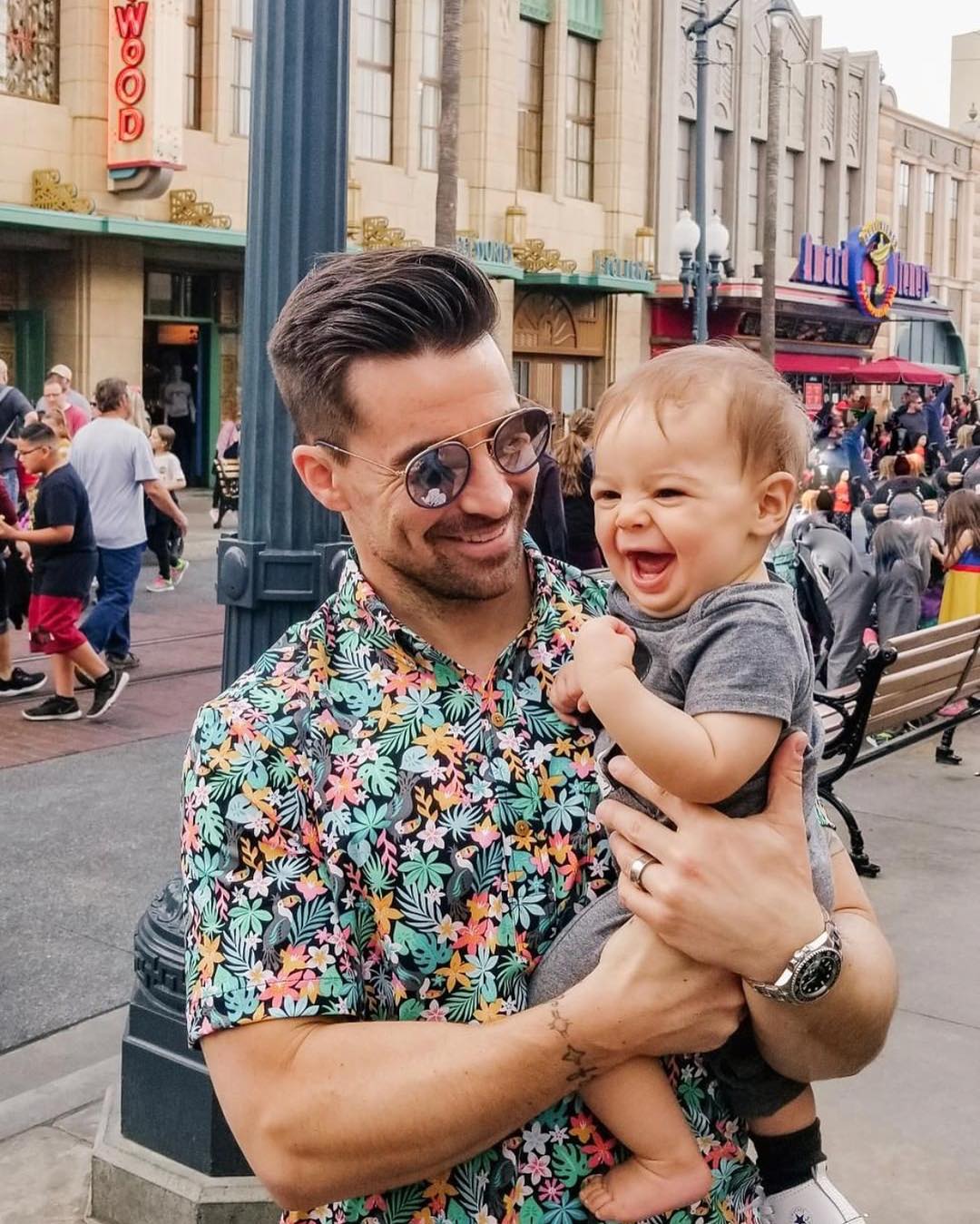 難怪大家都愛去！超養眼IG專門蒐集「迪士尼裡天菜爸爸」　型男老爸「單手抱超萌女兒」畫面秒想嫁❤️