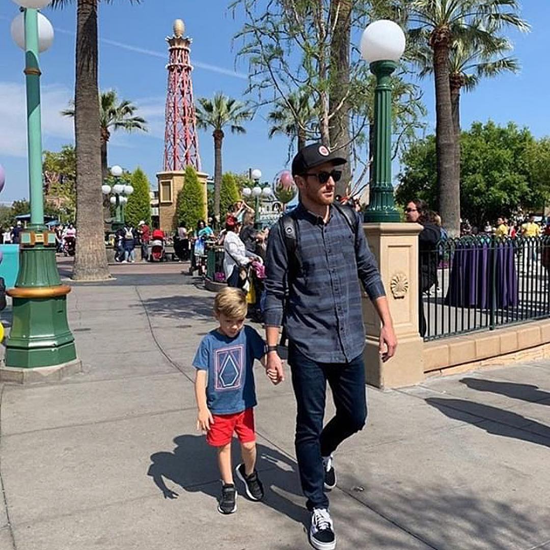 難怪大家都愛去！超養眼IG專門蒐集「迪士尼裡天菜爸爸」　型男老爸「單手抱超萌女兒」畫面秒想嫁❤️