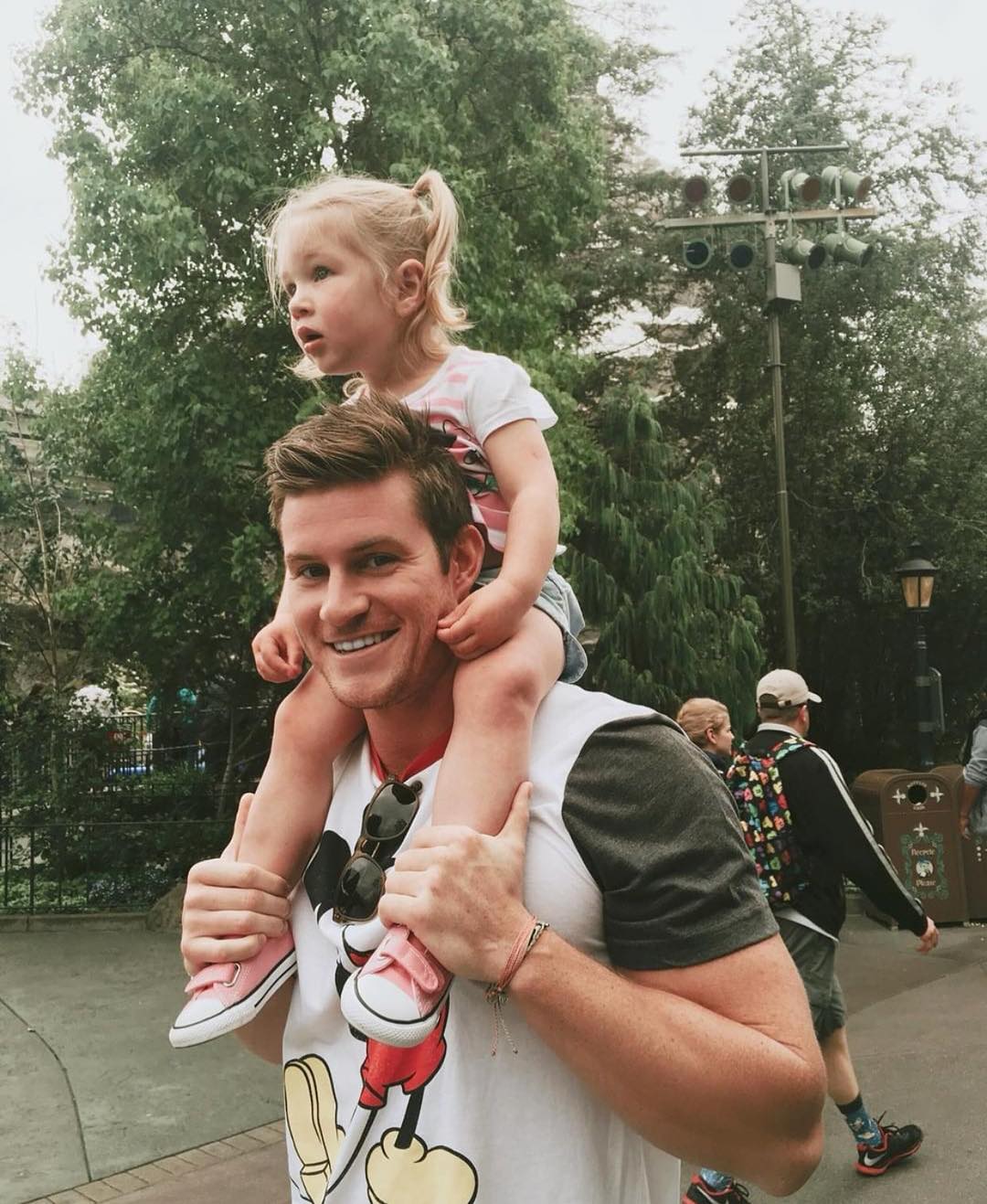 難怪大家都愛去！超養眼IG專門蒐集「迪士尼裡天菜爸爸」　型男老爸「單手抱超萌女兒」畫面秒想嫁❤️