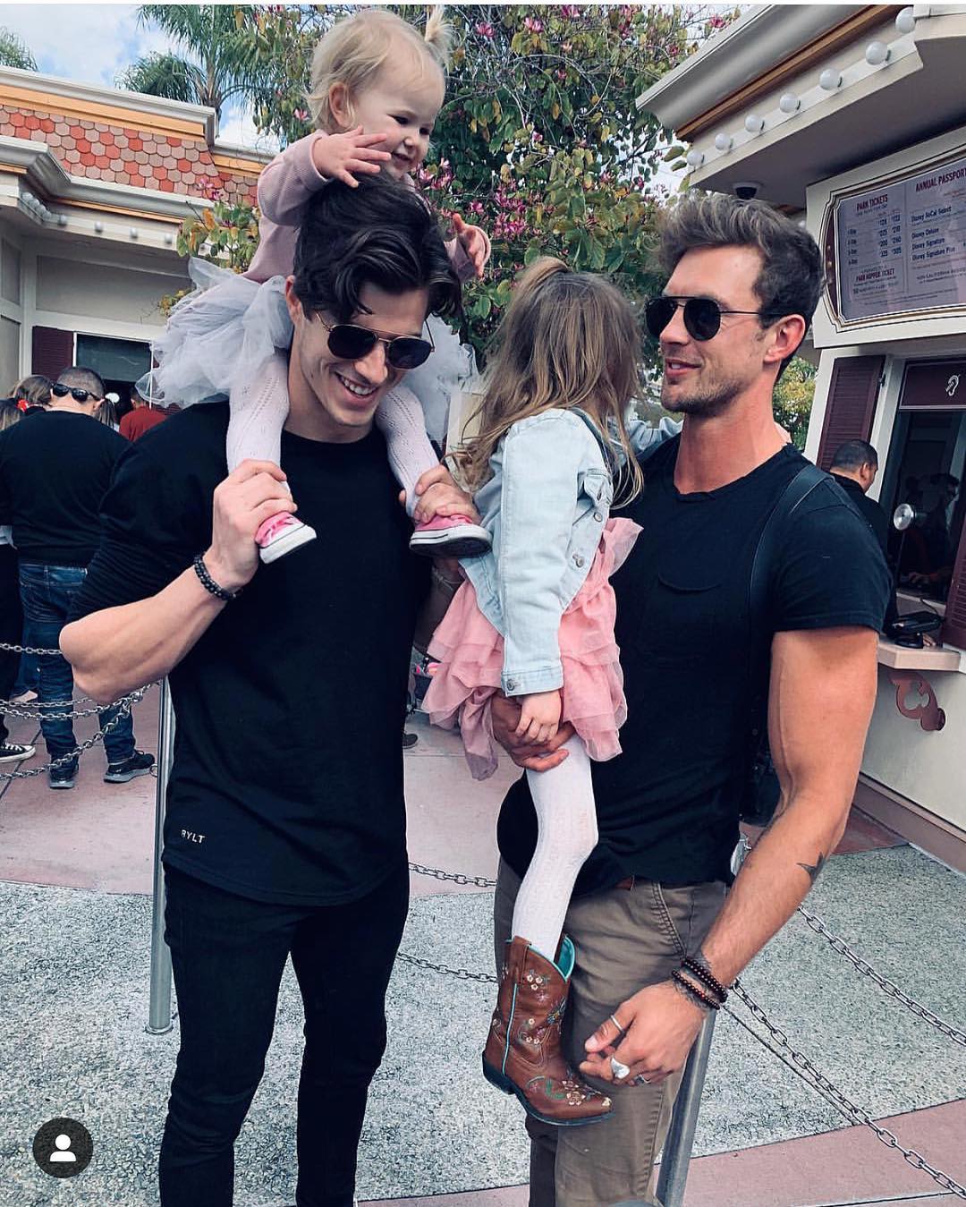 難怪大家都愛去！超養眼IG專門蒐集「迪士尼裡天菜爸爸」　型男老爸「單手抱超萌女兒」畫面秒想嫁❤️