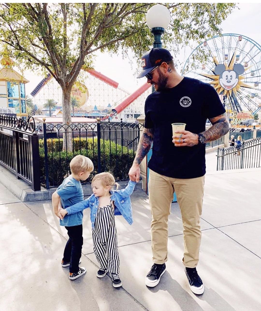 難怪大家都愛去！超養眼IG專門蒐集「迪士尼裡天菜爸爸」　型男老爸「單手抱超萌女兒」畫面秒想嫁❤️