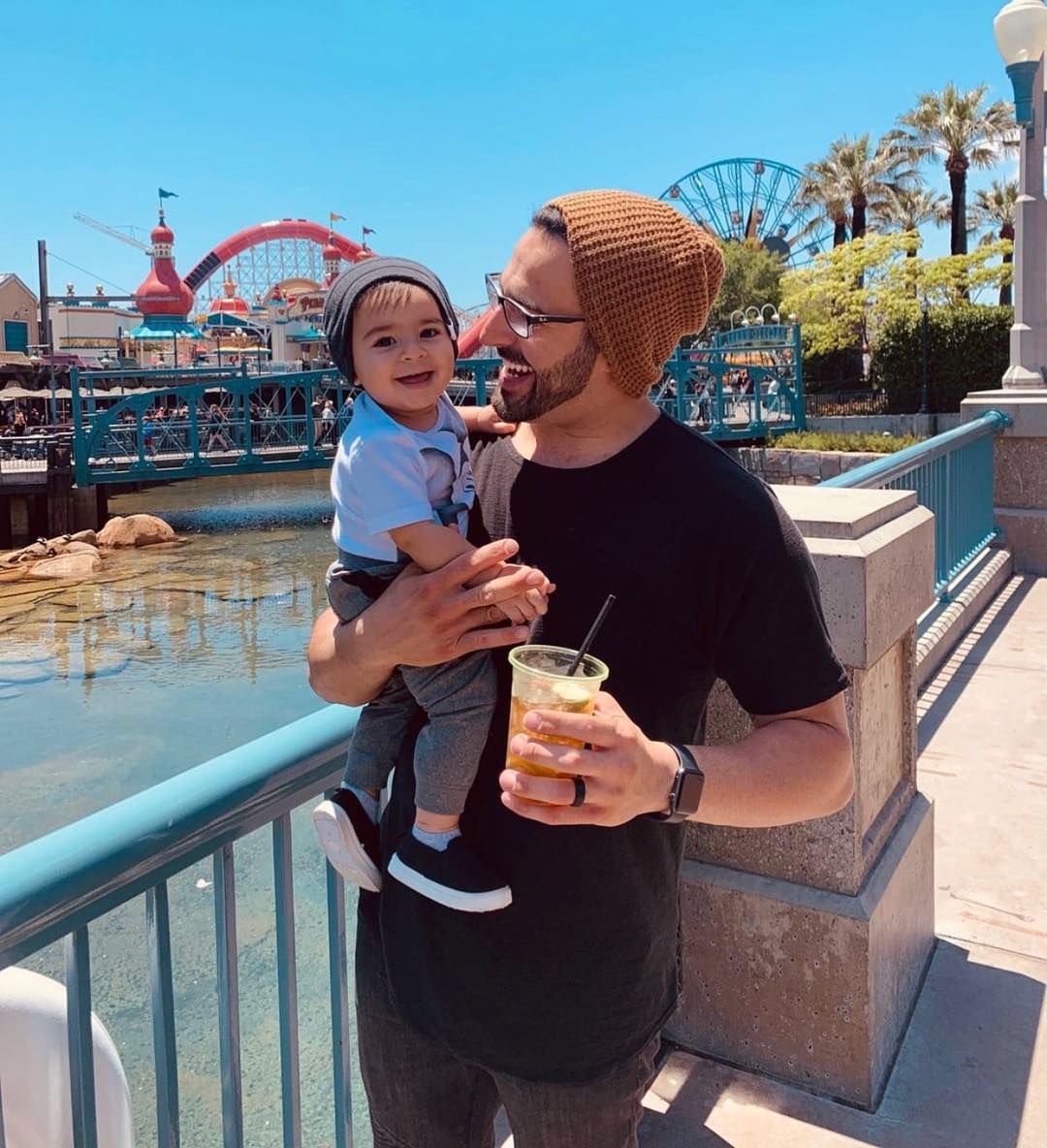 難怪大家都愛去！超養眼IG專門蒐集「迪士尼裡天菜爸爸」　型男老爸「單手抱超萌女兒」畫面秒想嫁❤️