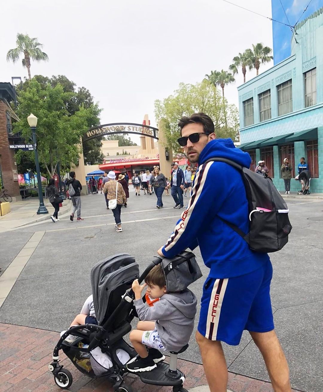 難怪大家都愛去！超養眼IG專門蒐集「迪士尼裡天菜爸爸」　型男老爸「單手抱超萌女兒」畫面秒想嫁❤️