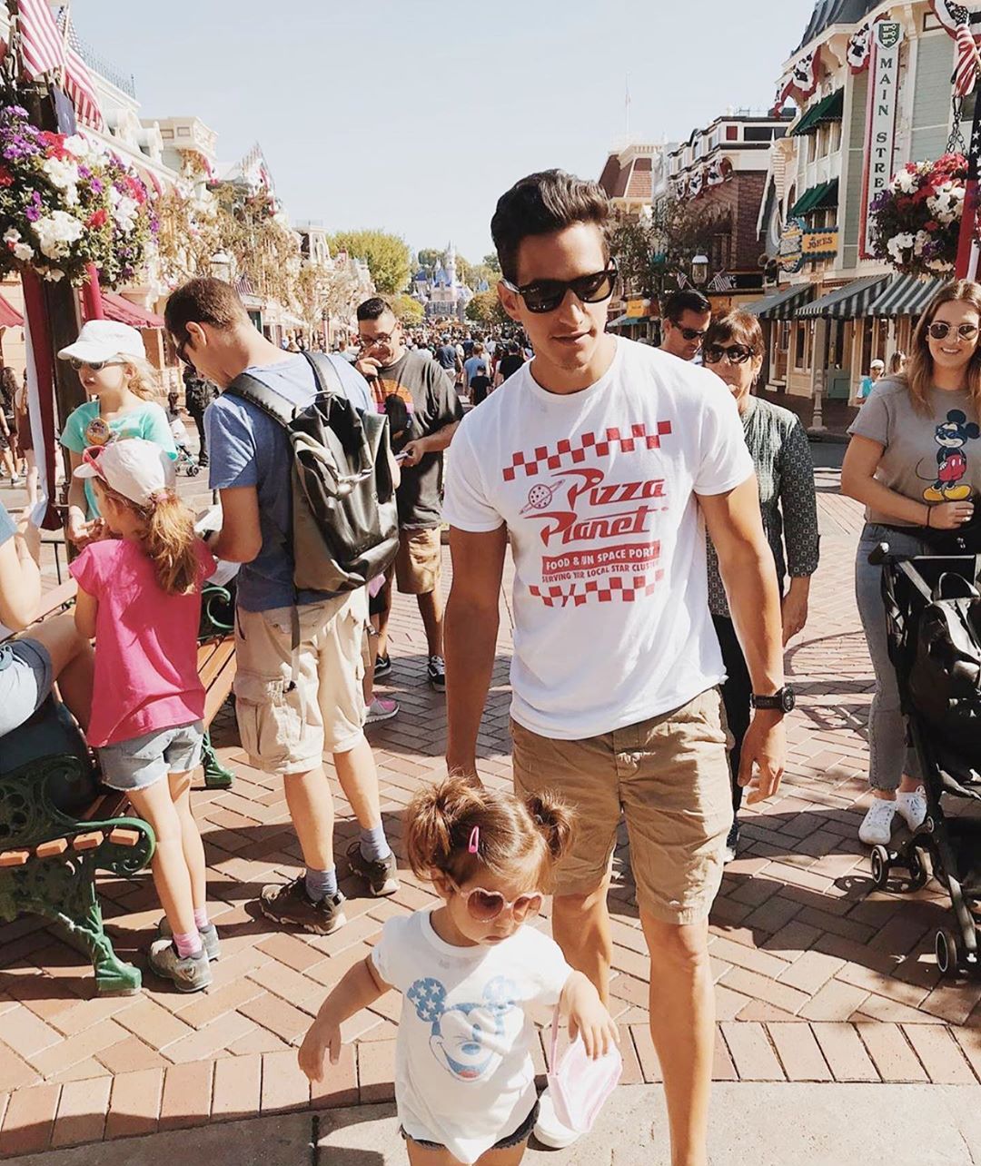 難怪大家都愛去！超養眼IG專門蒐集「迪士尼裡天菜爸爸」　型男老爸「單手抱超萌女兒」畫面秒想嫁❤️