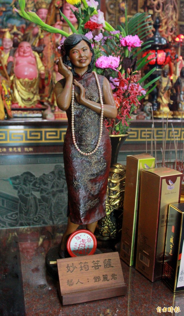 5千桌普渡！百年廟驚見「鄧麗君金身」吸引萬人朝聖　身穿龍紋旗袍「被封為妙筠菩薩」