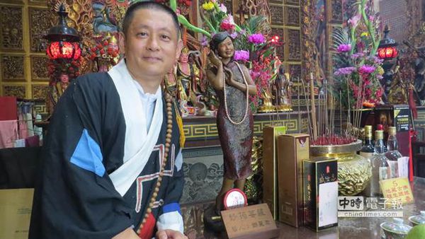 5千桌普渡！百年廟驚見「鄧麗君金身」吸引萬人朝聖　身穿龍紋旗袍「被封為妙筠菩薩」