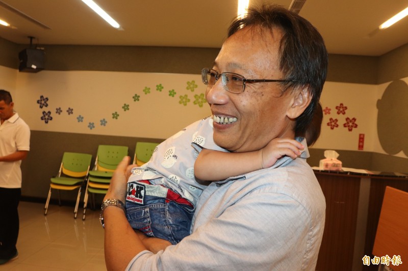 出生7天被丟路邊！他不顧一切「抱回來養」樂當寄養爸爸　留不住孩子「他淚求不要走」：再也聯絡不上了