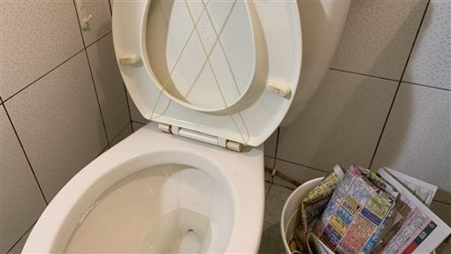 求店家外借廁所！阿桑「裡面蹲3小時」敲門也不回應　店員報警後「開門全愣住了」：奇葩無極限