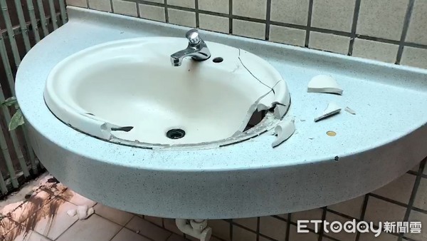 求店家外借廁所！阿桑「裡面蹲3小時」敲門也不回應　店員報警後「開門全愣住了」：奇葩無極限