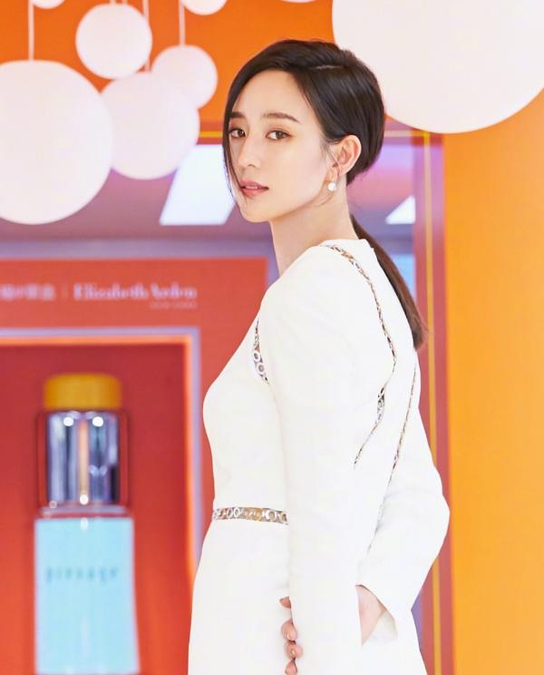 張鈞甯的腿是有多白？雙腿自帶「絲襪特效」，一點贅肉都沒有！