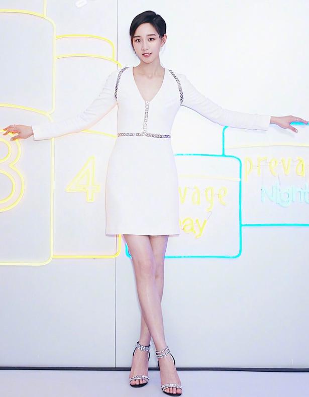 張鈞甯的腿是有多白？雙腿自帶「絲襪特效」，一點贅肉都沒有！